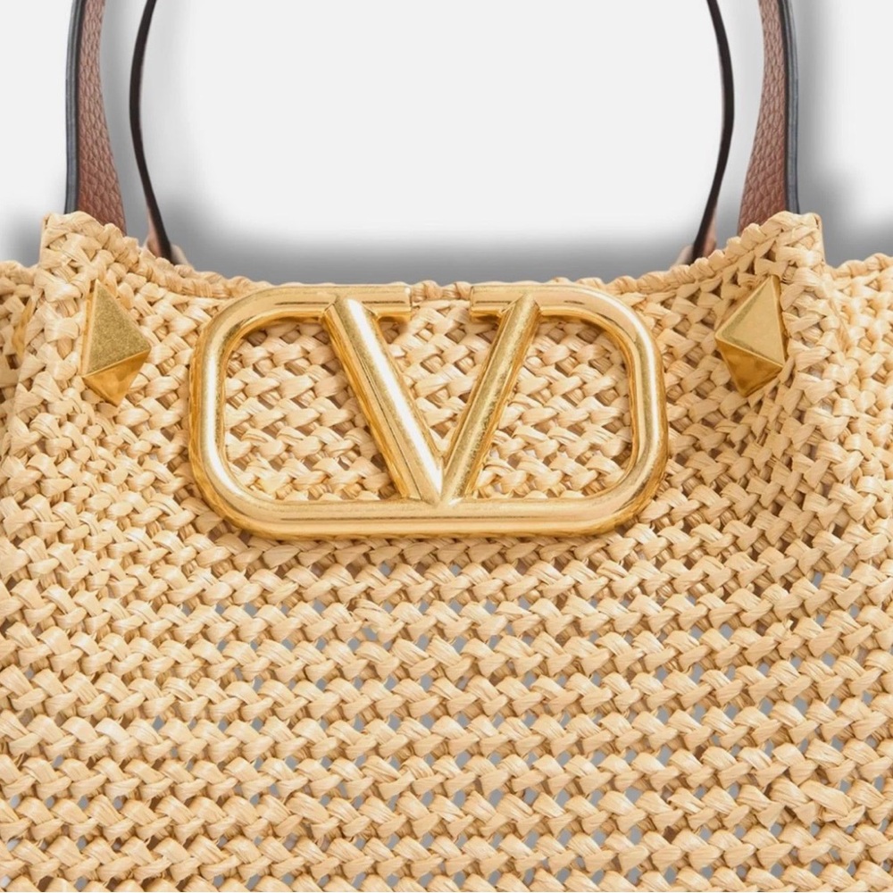Valentino Garavani Vlogo straw medium tote - Picture 5 of 16